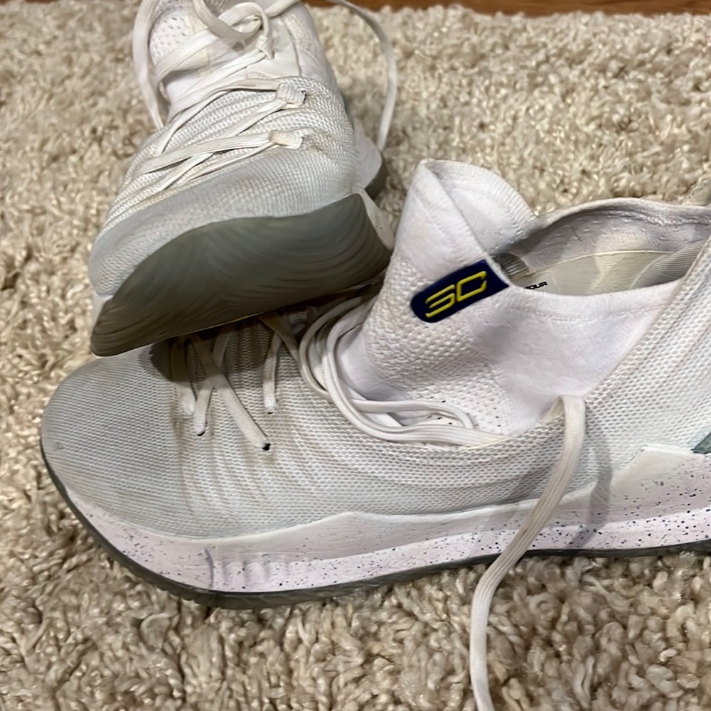 Mens UA basketball shoes. Size 10